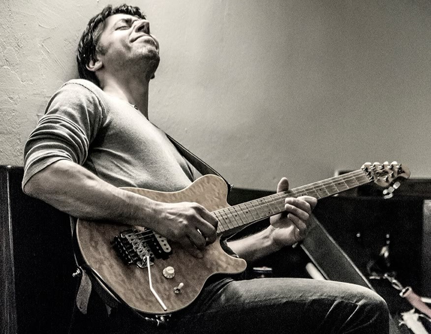 Mario Dancsó spielt Gitarre mit geschlossenen Augen